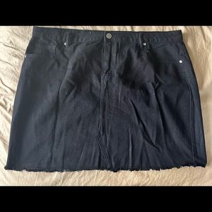 Black denim skirt!